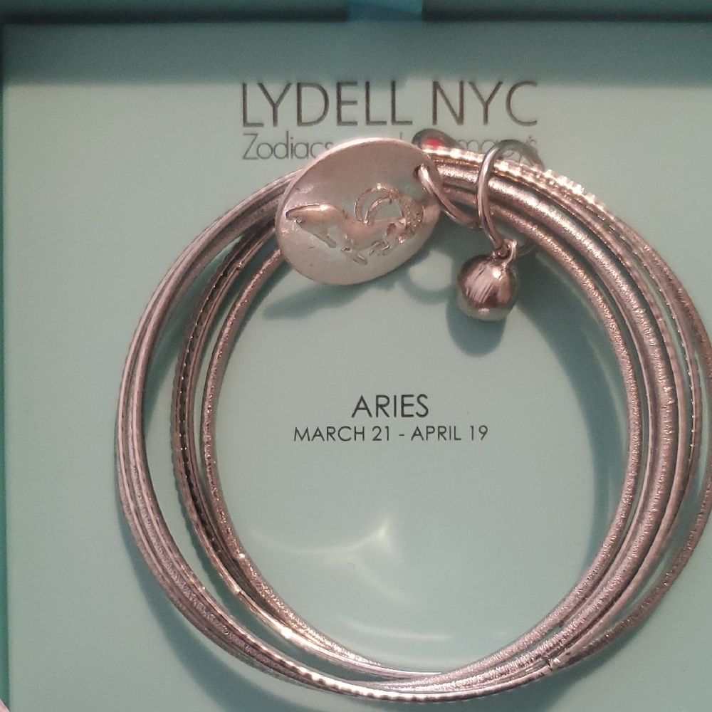 Silver Ribbed Bracelet with  Quartz Accent